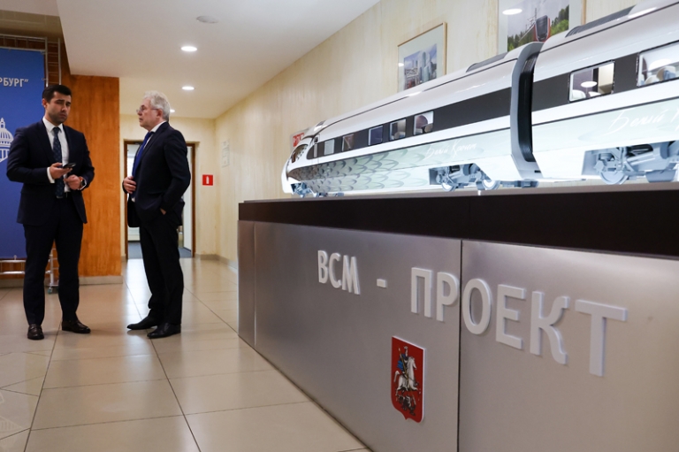 На фото: макет высокоскоростного поезда "Белый кречет".