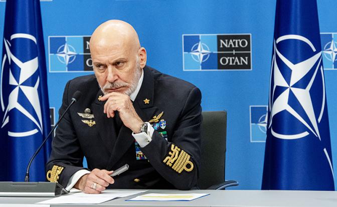 На фото: председатель Военного комитета НАТО американский адмирал Джузеппе Каво Драгоне