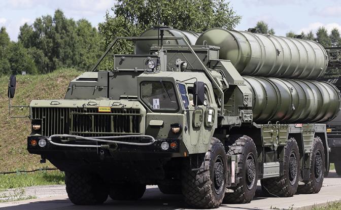 На фото: зенитный ракетный комплекс С-400 "Триумф"