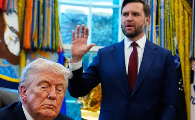 На фото: президент Дональд Трамп и вице-президент США Джей Ди Вэнс (слева направо) в Овальном кабинете Белого дома.