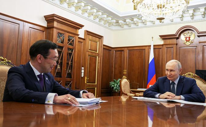 На фото: президент РФ Владимир Путин и глава Республики Саха (Якутия) Айсен Николаев (справа налево) во время встречи.