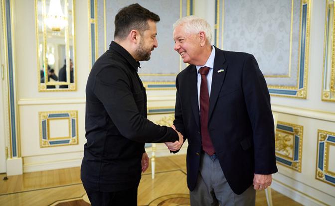 На фото: президент Украины Владимир Зеленский и американский сенатор-республиканец Линдси Грэм