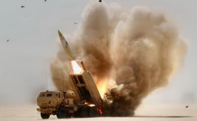 На фото: высокомобильный артиллерийский ракетный комплекс армии США, известный как HIMARS, производит пуск ракет.