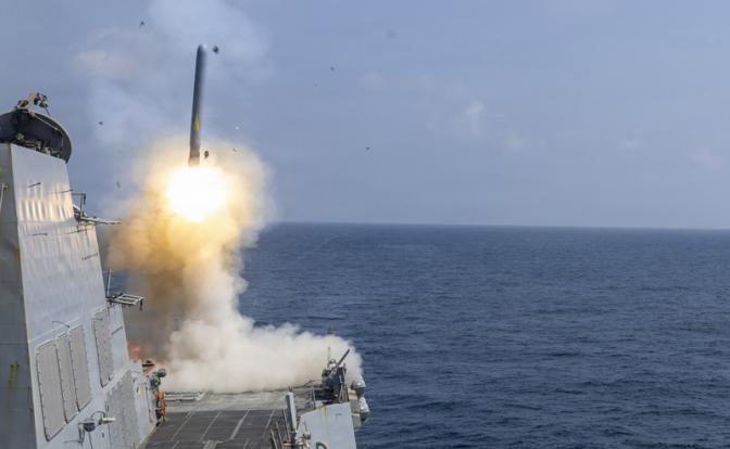 На фото: эсминец ВМС США класса Arleigh Burke USS Delbert D. Black запускает ракету Tomahawk для поражения наземных целей.