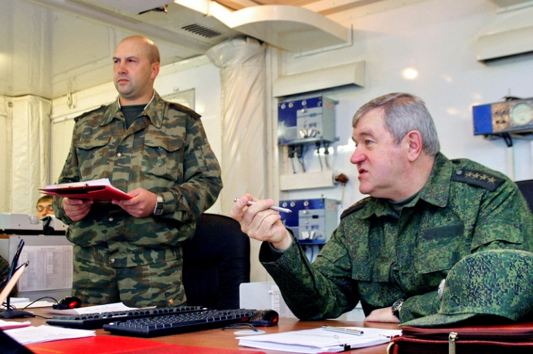 На фото: генерал-майор Сергей Суровикин и командующий войсками Московского военного округа (МВО) генерал армии Владимир Бакин (слева направо) в передвижном командном штабе общевойскового полигона &laquo;Мулино&raquo;, 2008 год.