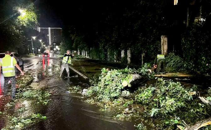На фото: городские службы продолжают устранять последствия вчерашней непогоды в Ростове.