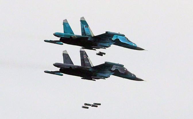На фото: истребители-бомбардировщики Су-34.