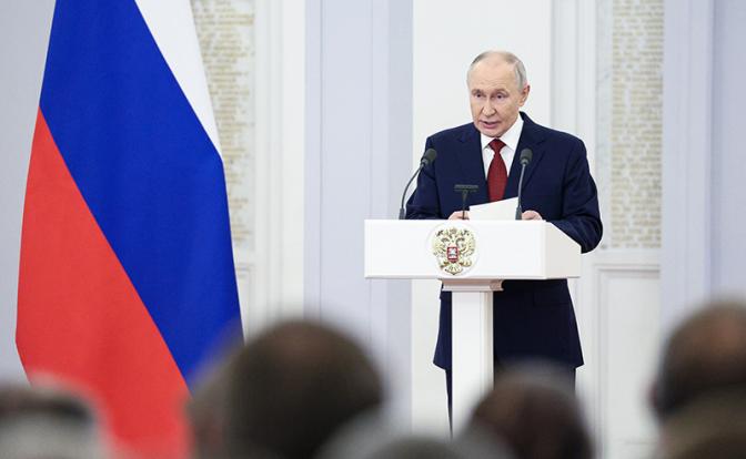 На фото: президент РФ Владимир Путин во время встречи с депутатами Госдумы РФ VIII созыва в Большом Кремлевском дворце.