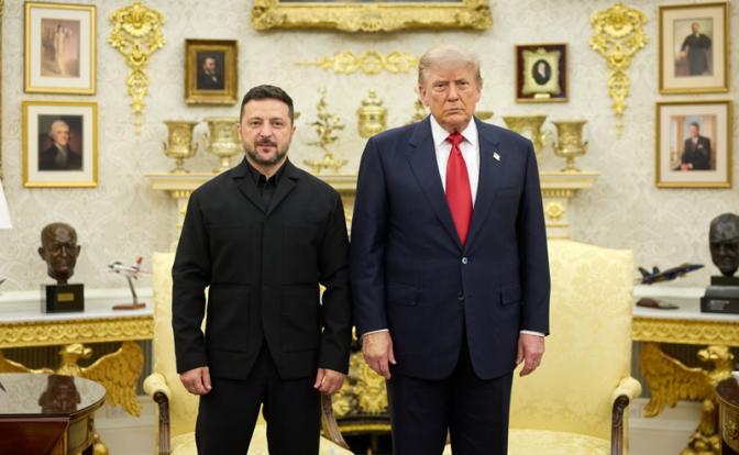 На фото: президент США Дональд Трамп и президент Украины Владимир Зеленский (справа налево) во время встречи в Овальном кабинете Белого дома.