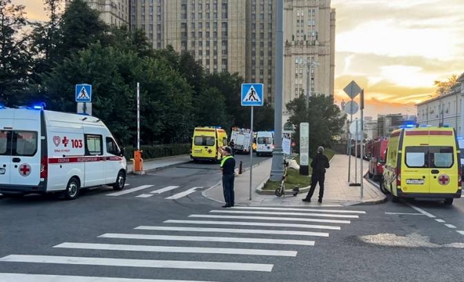 На фото:обстановка на месте взрыва на Кудринской набережной