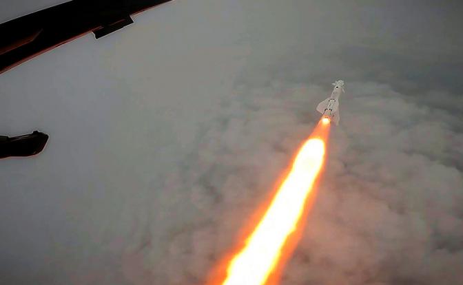 На фото: пуск ракеты с истребителя-бомбардировщика Су-34.