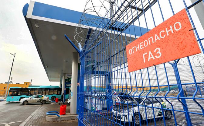 На фото: на автомобильной газозаправочной станции "Газпром".