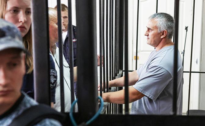 На фото: Аркадий Вагнер, обвиняемый в хулиганстве, во время заседания об избрании ему меры пресечения в Октябрьском районном суде.