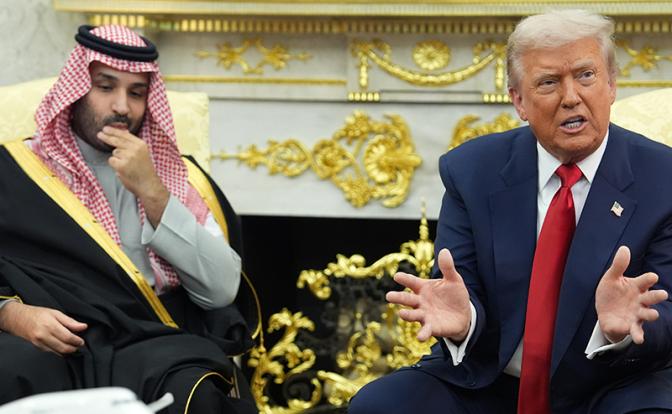 На фото: президент США Дональд Трамп и наследный принц и премьер-министр Саудовской Аравии Мухаммед бен Сальман Аль Сауд (справа налево)