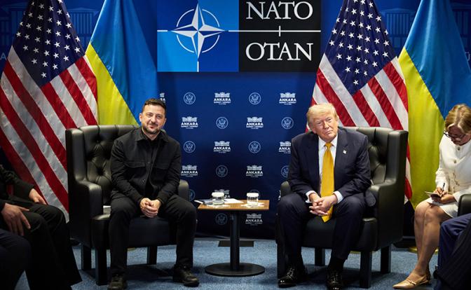На фото: президент Украины Владимир Зеленский и президент США Дональд Трамп(слева направо)