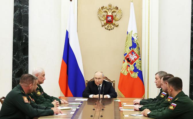 На фото: президент РФ Владимир Путин во время встречи с руководством Министерства обороны.