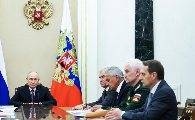 На фото: президент РФ Владимир Путин во время совещания с членами Совета безопасности РФ в Кремле.