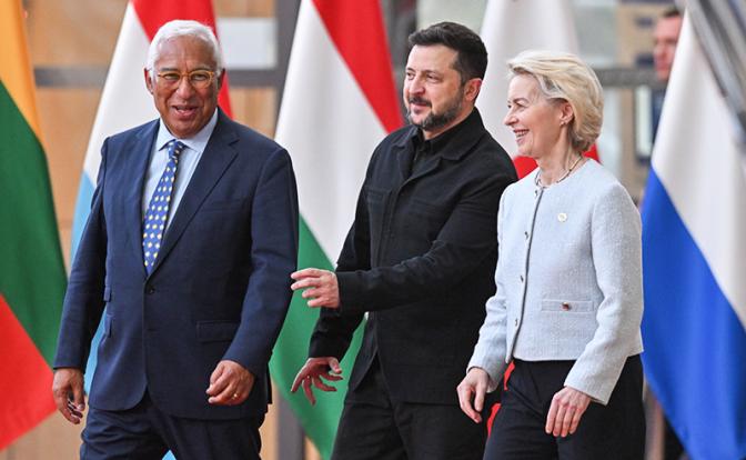 На фото: председатель Европейского совета Антониу Кошта, президент Украины Владимир Зеленский и глава Еврокомиссии Урсула фон дер Ляйен (слева направо) перед началом саммита Европейского совета.