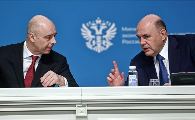 На фото: министр финансов РФ Антон Силуанов и премьер-министр РФ Михаил Мишустин (слева направо) во время совместного заседания коллегий Министерства финансов РФ и Министерства экономического развития РФ в Доме Правительства.