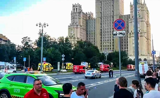 На фото: обстановка на месте взрыва на Кудринской площади в Москве.