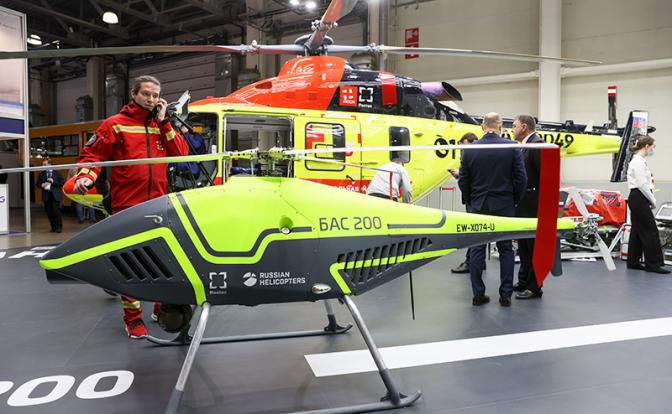 На фото: санитарная модификация вертолета АНСАТ RA-20049 с медицинским модулем и беспилотное воздушное судно БАС-200.