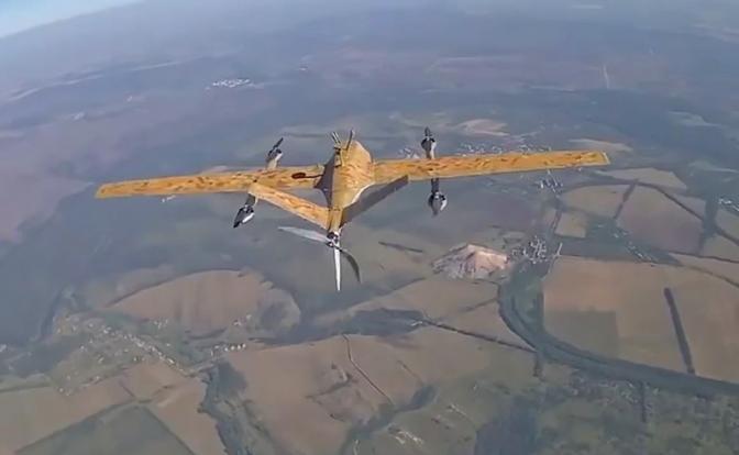 На кадрах объективного контроля, полученных в режиме реального времени, операторы FPV-перехватчиков настигли БПЛА противника и тараном уничтожили их в воздухе.