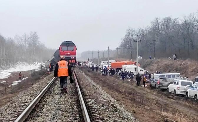 На фото: обстановка на месте схода вагонов пассажирского поезда № 302 Москва — Челябинск в районе станции Бряндино.