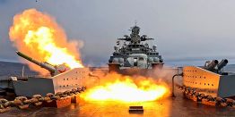 Кадры, от которых дрожит вода: Морской бой во время учений в Охотском море