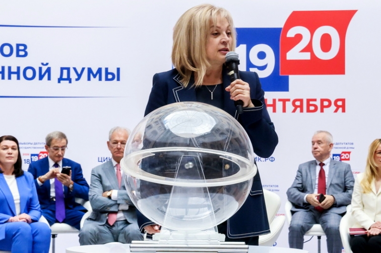 На фото: председатель ЦИК РФ Элла Памфилова перед началом жеребьевки в Центральной избирательной комиссии РФ для определения мест в избирательном бюллетене партий на предстоящих выборах в Государственную Думу РФ.