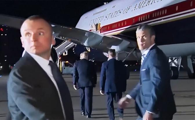 В июле президента Трампа  (на фото в центре) тайно пересадили в военный самолет, когда он покидал саммит НАТО в Турции. Два высокопоставленных американских чиновника заявили, что это было сделано после угроз в адрес президента со стороны Ирана.