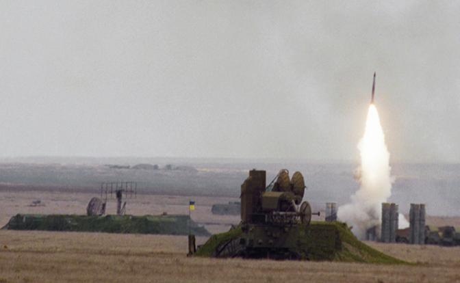 На фото: запуск ракет зенитно-ракетными комплексами С-300 во время учения сил ПВО и ВВС Украины, 1999 год.