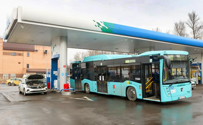 На фото: заправка автобуса газовым топливом на газозаправочной станции "Газпром" в Санкт-Петербурге.