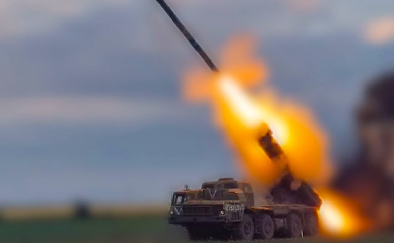 На фото: расчет РСЗО «Торнадо-С» группировки войск «Восток» уничтожил места сосредоточения резервов ВСУ в Днепропетровской области.