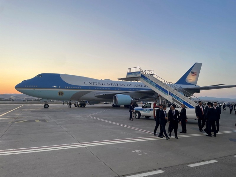 На фото: активность вокруг самолета AF-1 с бортовым номером 29000 в Анкаре, Турция. 