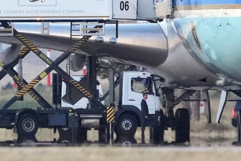 На фото: грузовик кейтеринга у президентского борта Air Force One в аэропорту Анкары.