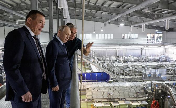 На фото: президент РФ Владимир Путин (в центре), основатель группы компаний "Гидрострой" Александр Верховский (справа) и губернатор Сахалинской области Валерий Лимаренко (слева) во время посещения рыбоперерабатывающего комбината "Ясный" на острове Итуруп.