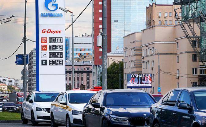 На фото: автомобили у АЗС "Газпром нефть" в Москве.