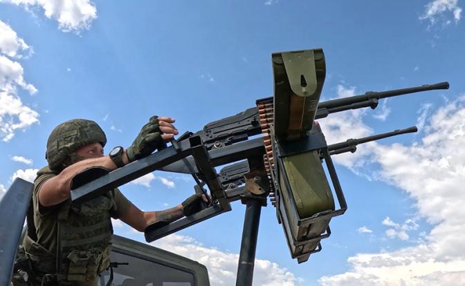 На фото: боевая работа самоходной реактивной системы залпового огня (РСЗО) БМ-21 "Град" артиллерийского подразделения группировки войск "Север" в зоне проведения специальной военной операции.