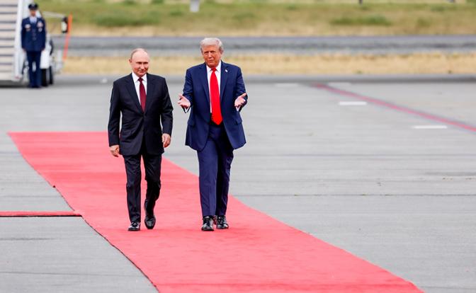 На фото: президент России Владимир Путин и президент США Дональд Трамп (слева направо) во время встречи на территории международного аэропорта Анкоридж