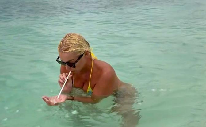 На фото: Анастасия Волочкова записала видео, на котором пьёт воду на Мальдивах прямо из океана.