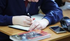 Телефонам в школах пришел конец, а «планшеты Чубайса» ни у кого вопросов не вызвали