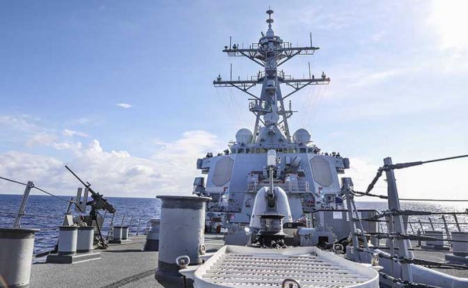 На фото: эсминец с управляемыми ракетами класса "Арли Берк" USS Benfold