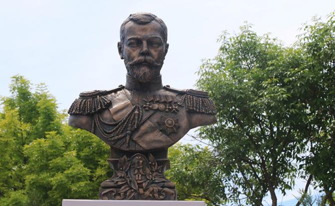На фото: памятник императору Николаю II.