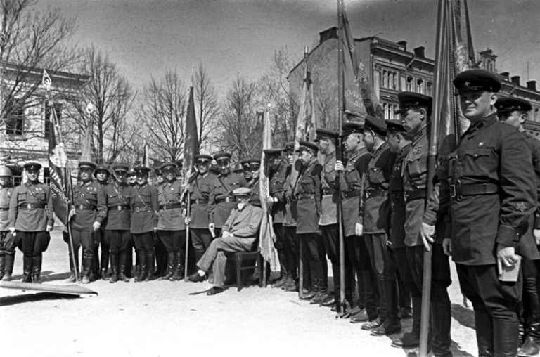 На фото: председатель Президиума Верховного Совета СССР Михаил Иванович Калинин (в центре) во время церемонии вручения наград солдатам Красной армии, участвовавшим в Советско-финляндской войне, 1940 год.