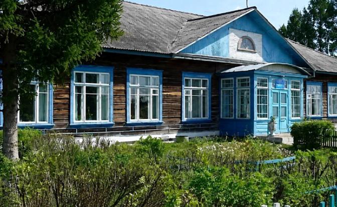 На фото: одноэтажное деревянное здание филиала школы в деревне Тайна Канского округа Красноярского края.