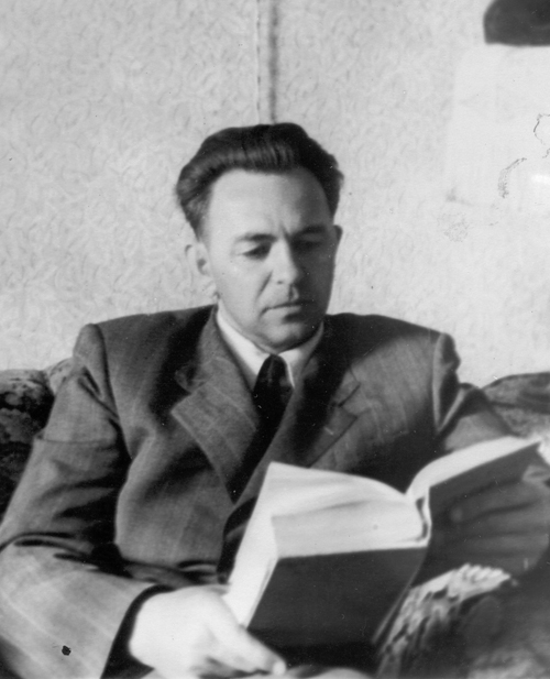 На фото: военный разведчик Михаил Иванов был большим любителем книг.