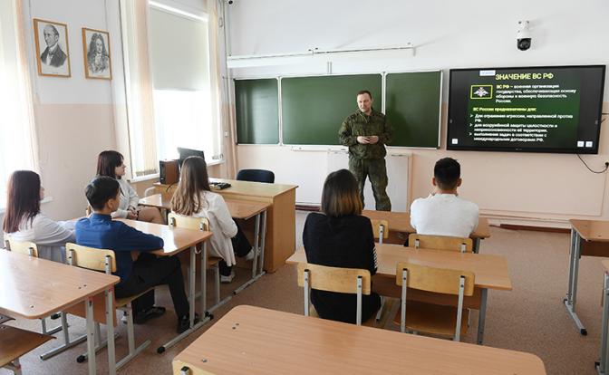 Из окопов и блиндажей — в школы: Минпрос предложил бойцам, вернувшимся с СВО, героический эксперимент