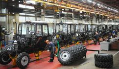 BELARUS пашет, БелАЗ возит, «Полонез» стреляет, «колхозник» Лукашенко улыбается