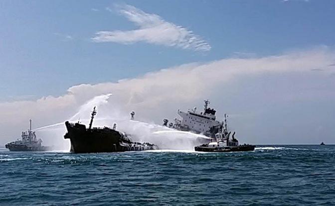 Супертанкер подорвался на двух минах в Ормузском проливе