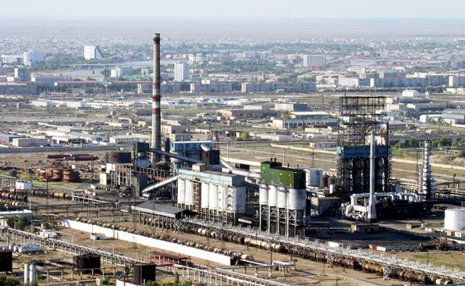 На фото: Атырауский нефтеперерабатывающий завод